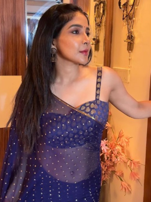 actress sakshi agarwal Glamours photo trending on social media actress sakshi agarwal Glamours photo trending on social media