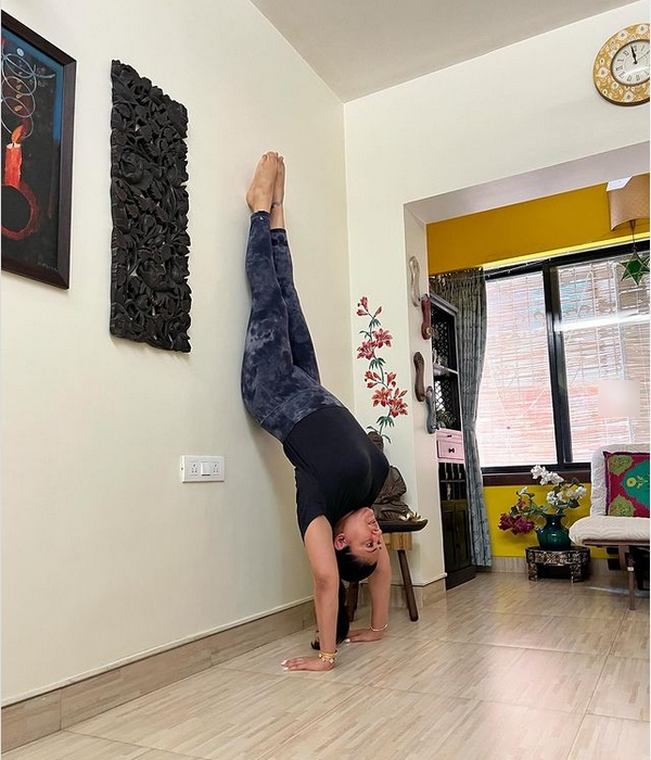 Unnai thedi movie heroine malavika vera level workout video trending on social media