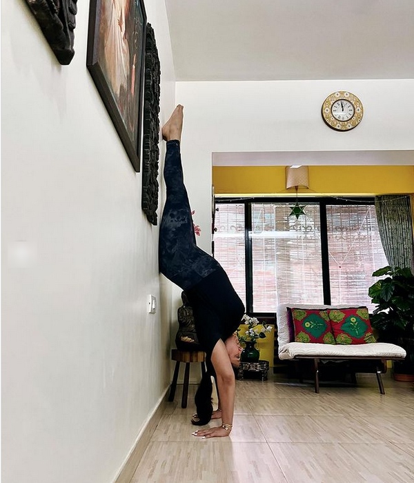 Unnai thedi movie heroine malavika vera level workout video trending on social media