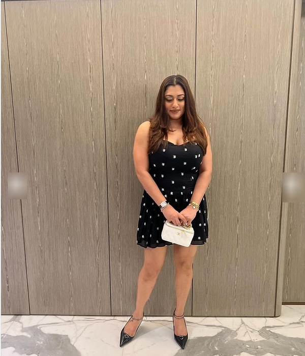 Unnai thedi movie heroine malavika vera level workout video trending on social media