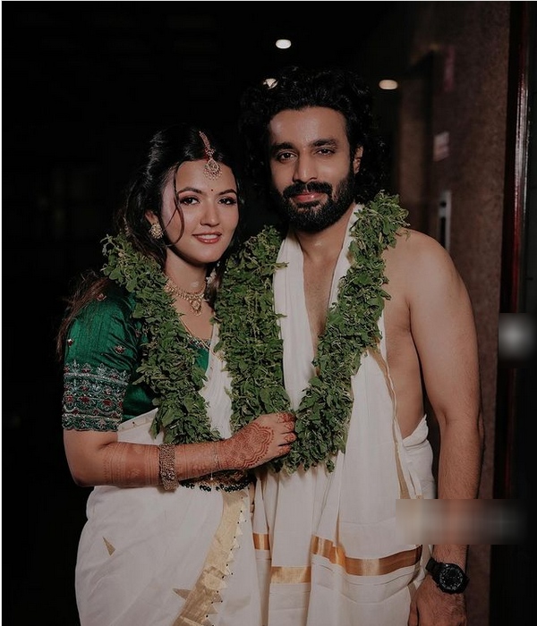 Malaiyala actress Aparna das and deepak parambol Got Married