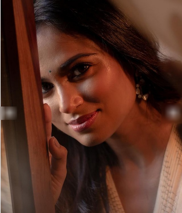 Actress Ramya Pandian beautifull photoshoot trending on social media