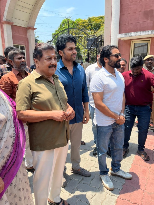 No crowd for Karthi after poll his vote but Suriya get huge
