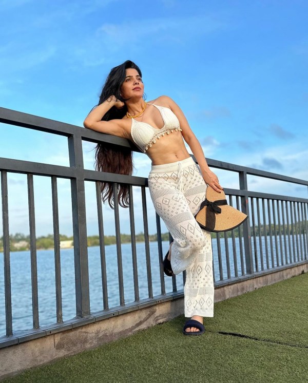 Actress Divya Bharathi recent photos taken in Sri langa Actress Divya Bharathi recent photos taken in Sri langa