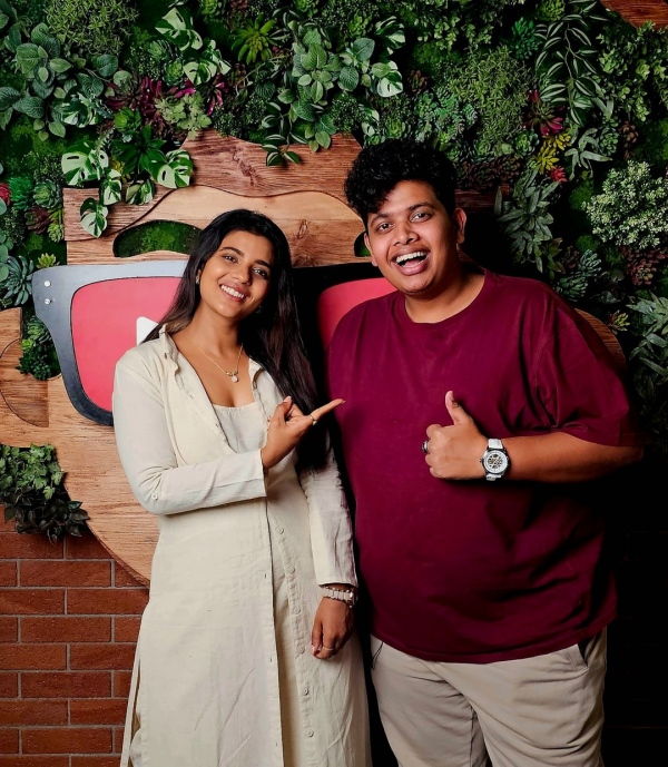 Cook with Comali contestant Youtuber Irfan took photos with Aishwarya Rajesh Sivaangi and Maya