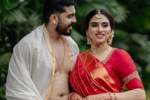 Jayaram s daughter Malavika Jayaram gets married to Navneeth Krish at Guruvayoor Temple