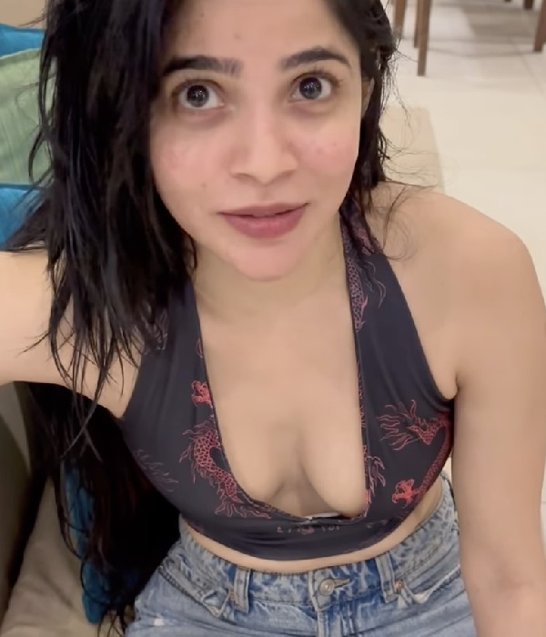 GV Prakash Kumar s Bachelor heroine Divya Bharathi enjoys her holiday at Sri Lanka