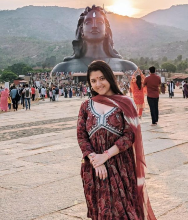 Sillunu Oru Kadhal fame Shriya Sharma visits Isha Yoga center and shared photos