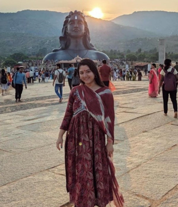 Sillunu Oru Kadhal fame Shriya Sharma visits Isha Yoga center and shared photos