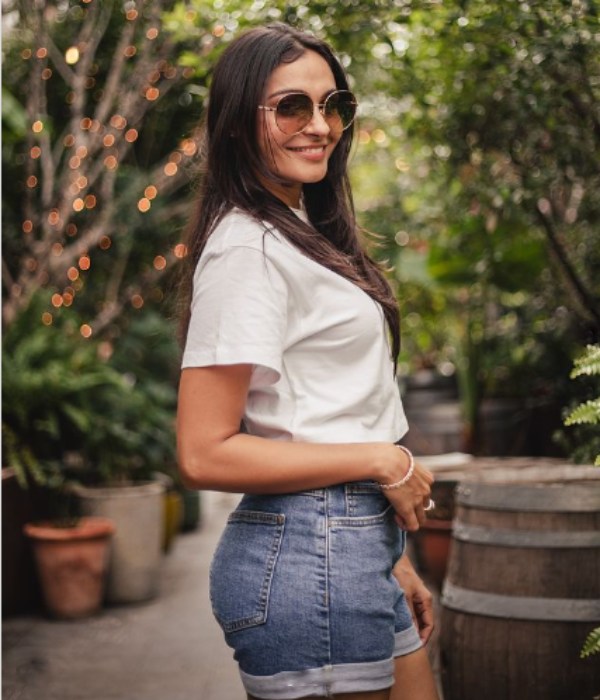 Actress Andrea Jeeremiah instagram photos trending on social media