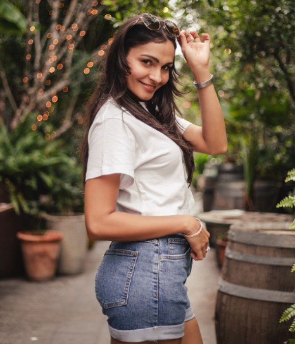 Actress Andrea Jeeremiah instagram photos trending on social media