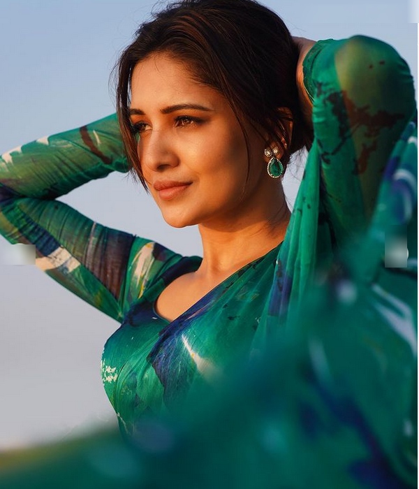 Actress vani bhojan photos trending on social media