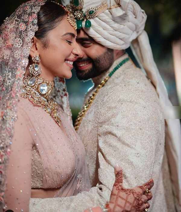 Actress rakul preet singh glamorous photos trending on social media