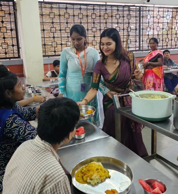 Actress Dharsha gupta birthday photos