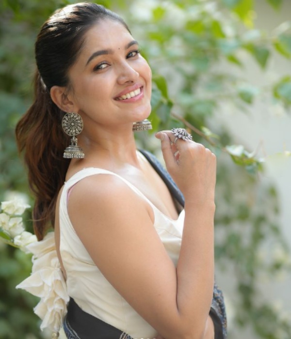 Vani bhojan instagram photos