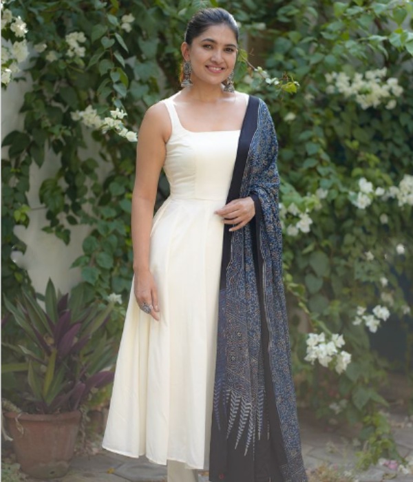 Vani bhojan instagram photos