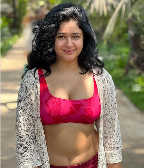 actress poonam bajwa photo Instagram