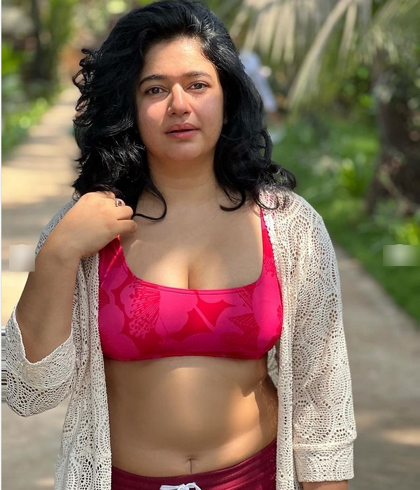 actress poonam bajwa photo Instagram