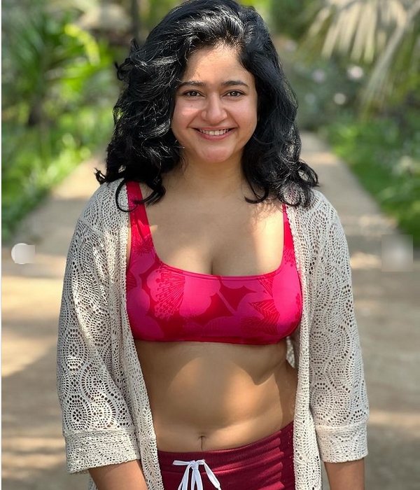 actress poonam bajwa photo Instagram