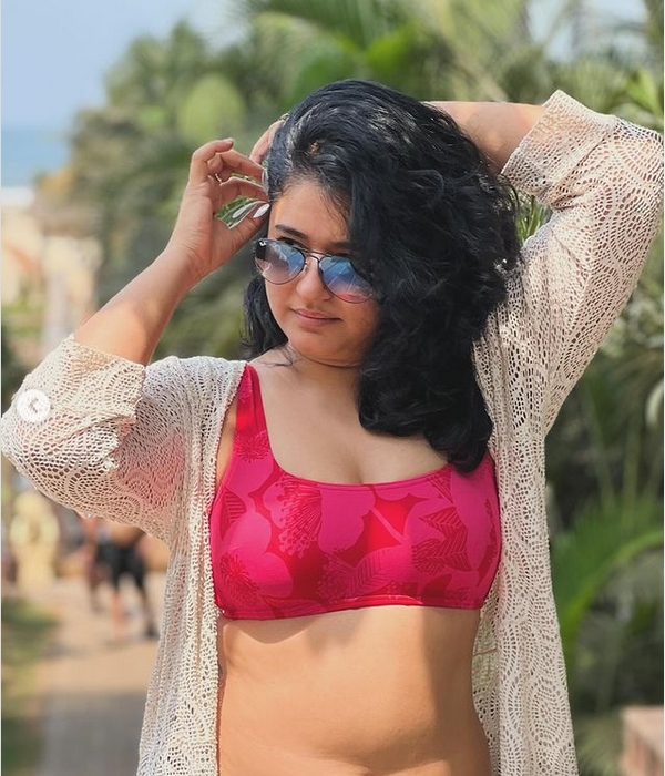 actress poonam bajwa photo Instagram