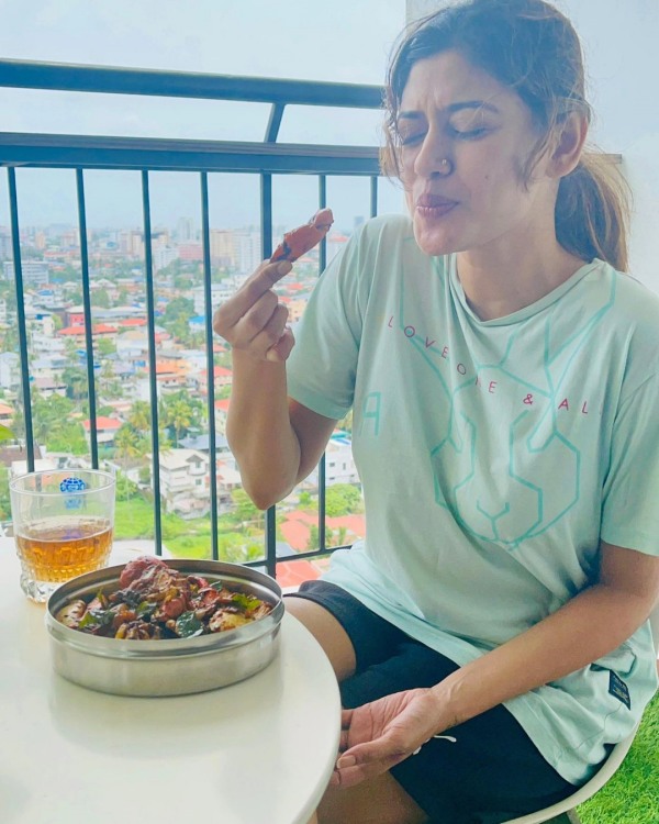 oviya cheyyaru balu savithri