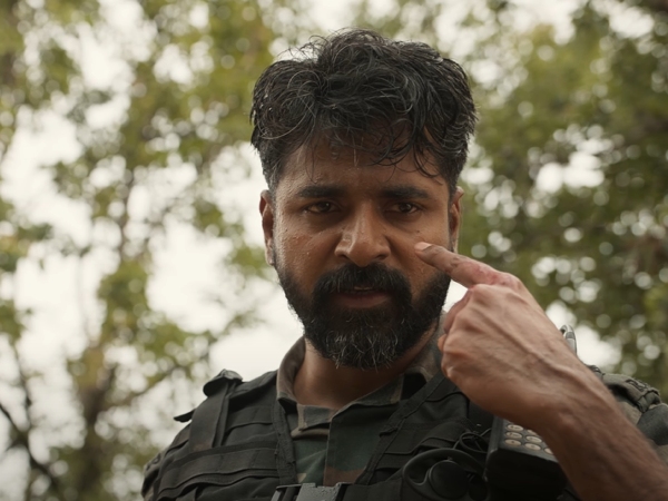 kalaiyarasan blue sattai maran sivakarthikeyan