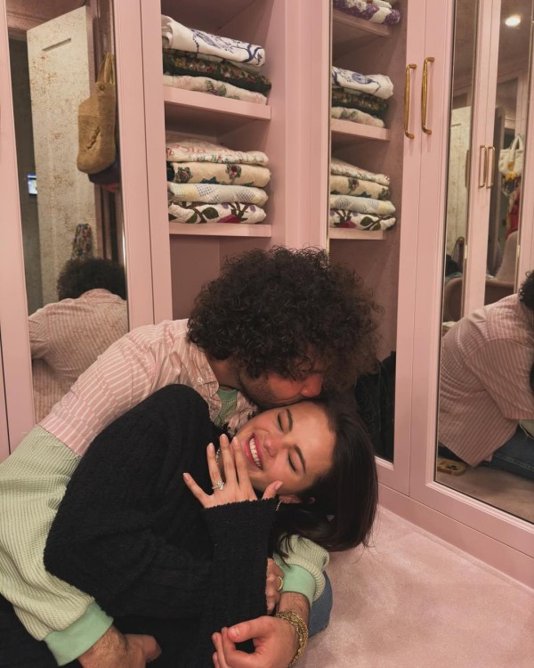 pop singer selena gomez selena gomez engaged benny blanco