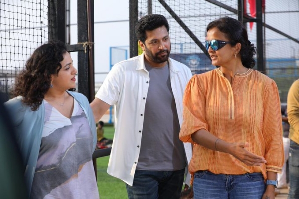 ravi mohan nithya menen kadhalikka neramillai blue sattai maran ravi mohan nithya menen kadhalikka neramillai blue sattai maran