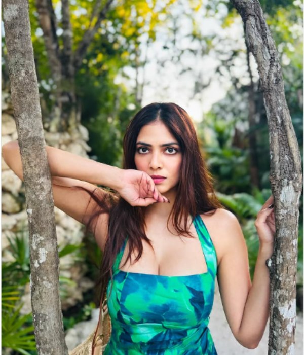 malavika mohanan glamour photo