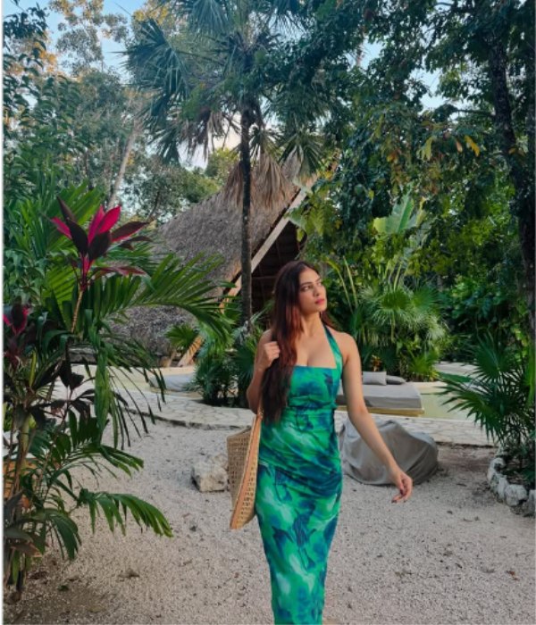 malavika mohanan glamour photo