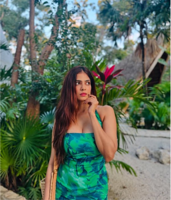 malavika mohanan glamour photo