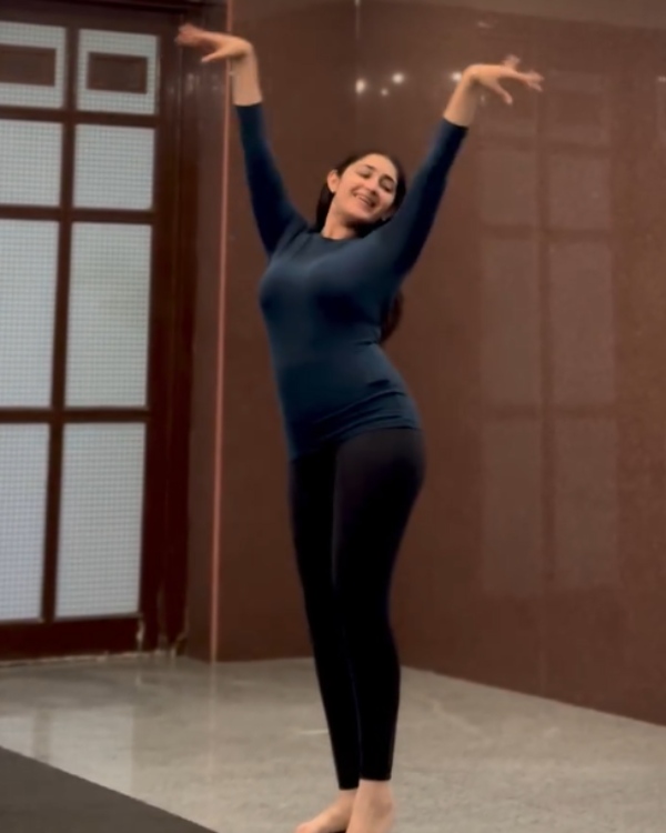 Sayyeshaa Arya heroine