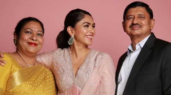 Mrunal Thakur heroine kiss Mrunal Thakur heroine kiss