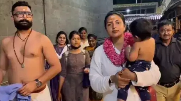 Amala Paul visits Tiruvannamalai Temple with her family