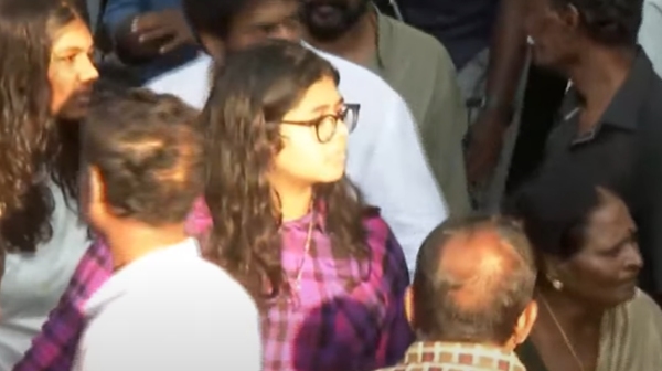 அம்மா, மனைவி, மகள்கள் மயானத்தில்