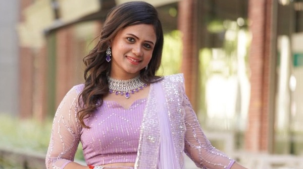 vj-manimegalai-got-best-anchor-award