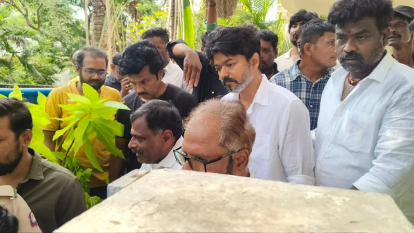 Manoj Bharathiraja Mother Cry holding With Vijay Hands Video Goes Trending