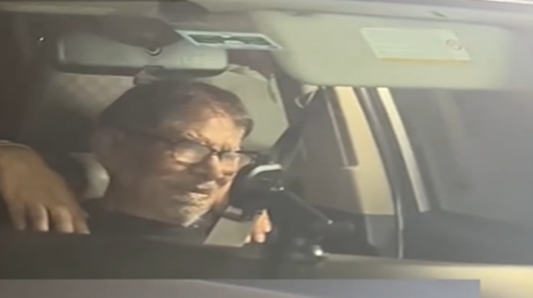 Bharathiraja wept as he saw the body of his son Manoj Bharathiraja wept as he saw the body of his son Manoj