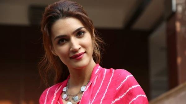 Keerthi Sanon Shares Acting Experience about Dhanush