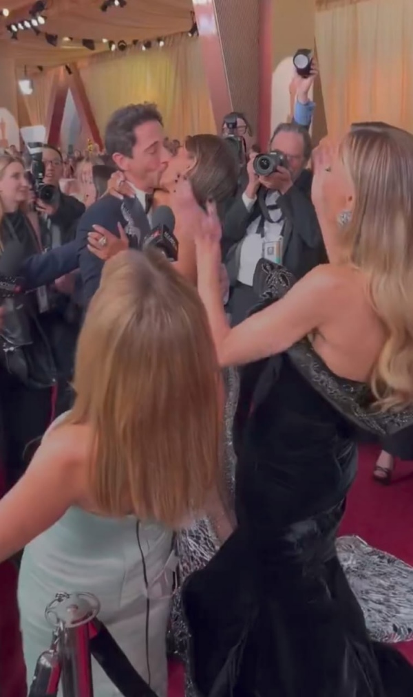 adrien brody kiss for halle berry oscar awards 2025 adrien brody