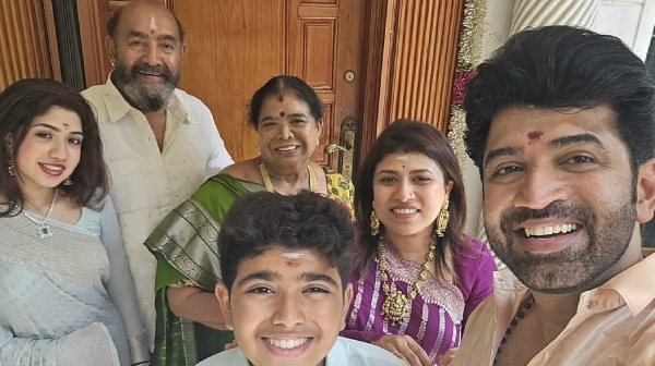 Arun Vijay took selfie with Sathyaraj and Parthiban in a flight vows fans