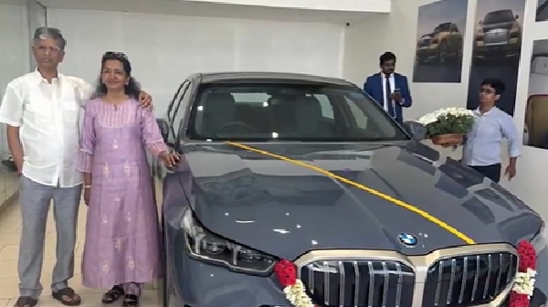 SA Chandrasekhar gifts a costly car to his wife and celebrating his wedding anniversay SA Chandrasekhar gifts a costly car to his wife and celebrating his wedding anniversay