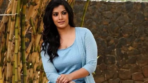 varalakshmi-sarathkumar-danced-like-Kovai-sarala