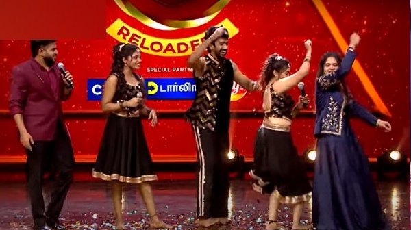 vj-manimekalai-falls-at-sarathkumars-feet-and-receives-blessings-during-the-dance-jodi-dance-show vj-manimekalai-falls-at-sarathkumars-feet-and-receives-blessings-during-the-dance-jodi-dance-show