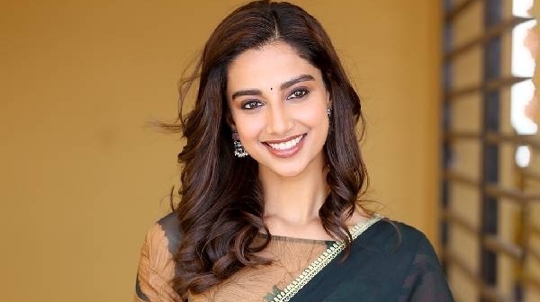 actress-meenakshi-chaudhary-visit-at-tirupati-ezhumalaiyan-temple