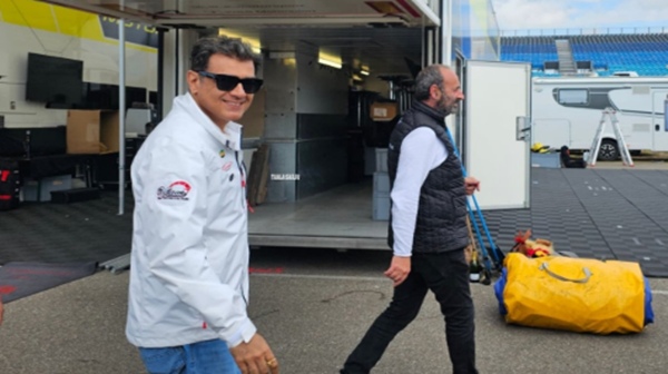 Ajithkumar Paid his Tribute To Brazilian Car Racer Ayarton Senna