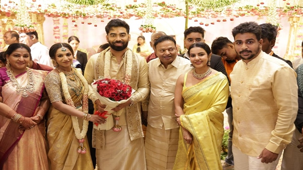 Vijay hosts a party for producer Isari Ganesh s daughter at his home