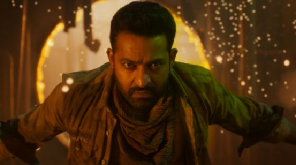 War 2 Teaser Kiara Advani steals the Jr NTR Birthday special show with her glam look