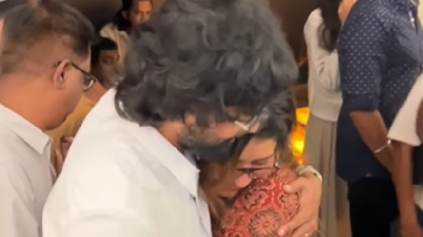 Priyanka Deshpande come and support Raju Jeyamohan with wounded leg stuns fans