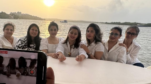 Meena Simran Shankar Prabhudeva and all 90s favorite stars enjoy a reunion party at Goa Meena Simran Shankar Prabhudeva and all 90s favorite stars enjoy a reunion party at Goa